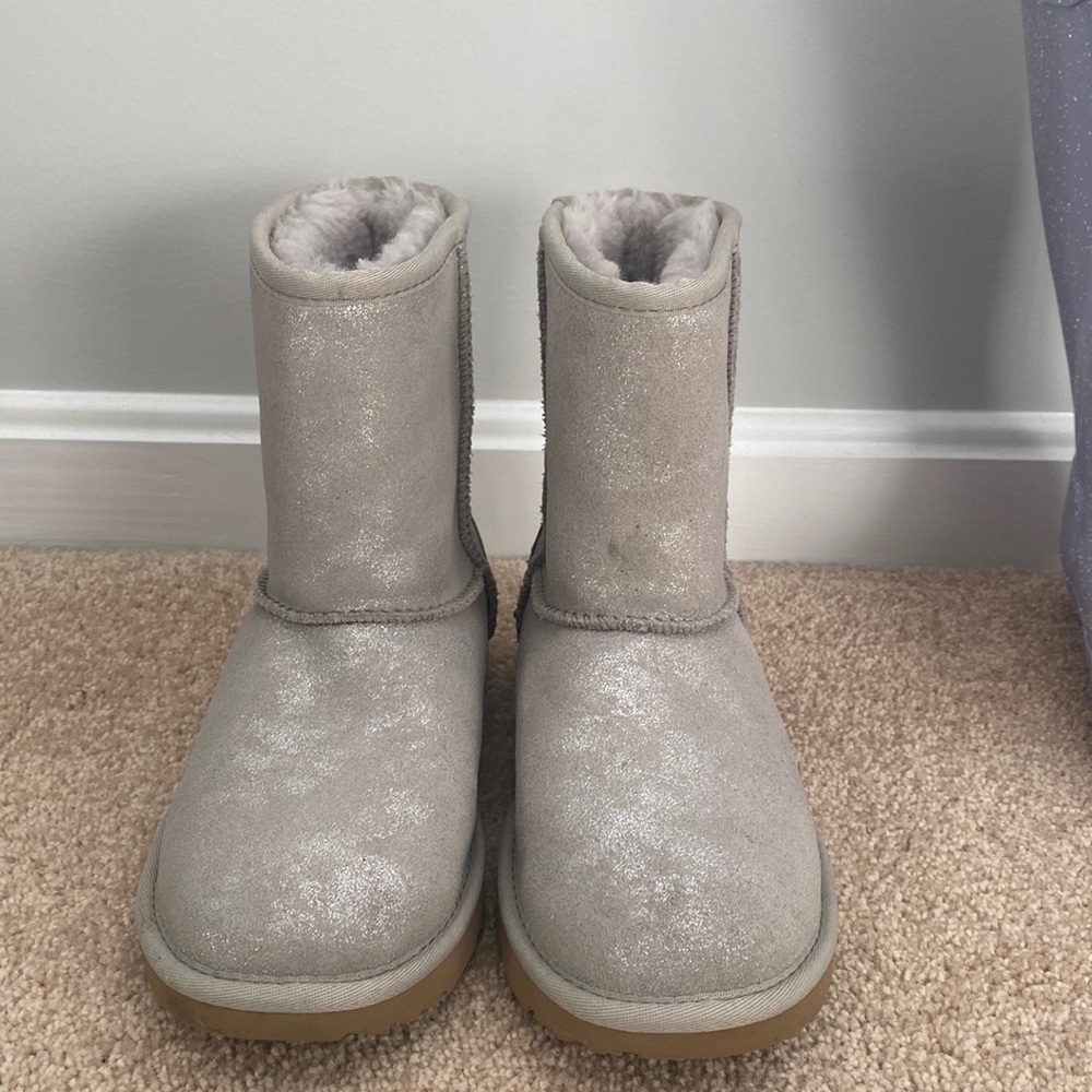 Girls Ugg boots size 4
